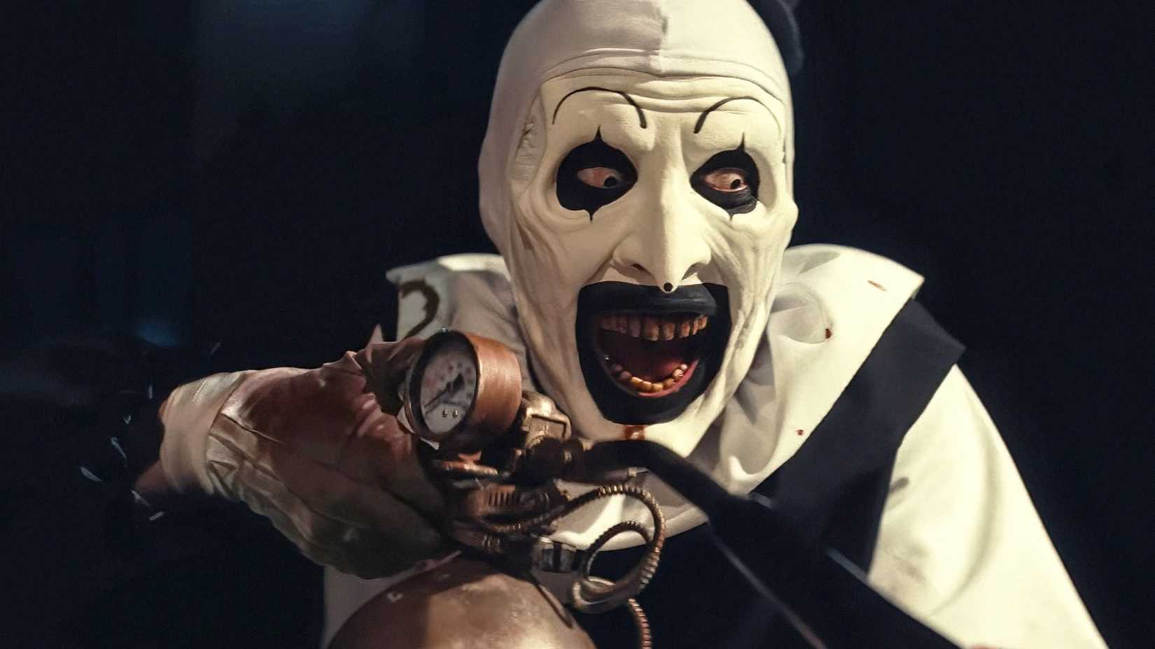 David Howard Thornton as Art the Clown smiling in a deranged way in Terrifier 3