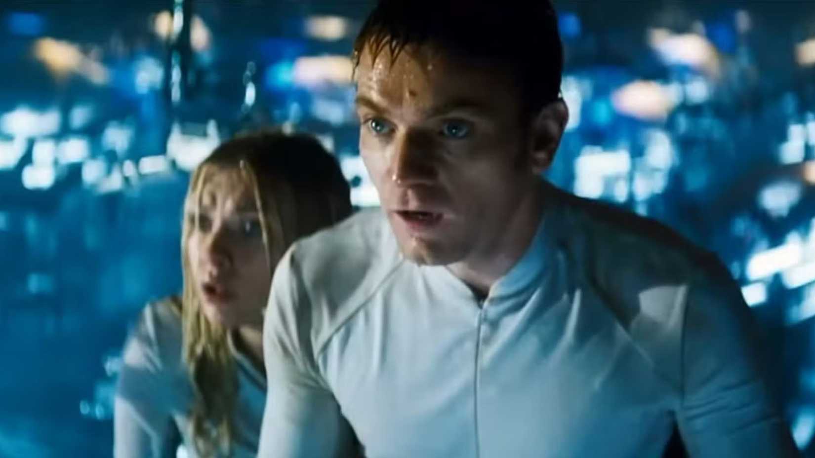 Ewan McGregor as Tom Lincoln and Scarlett Johansson as Sarah Jordan standing together in The Island