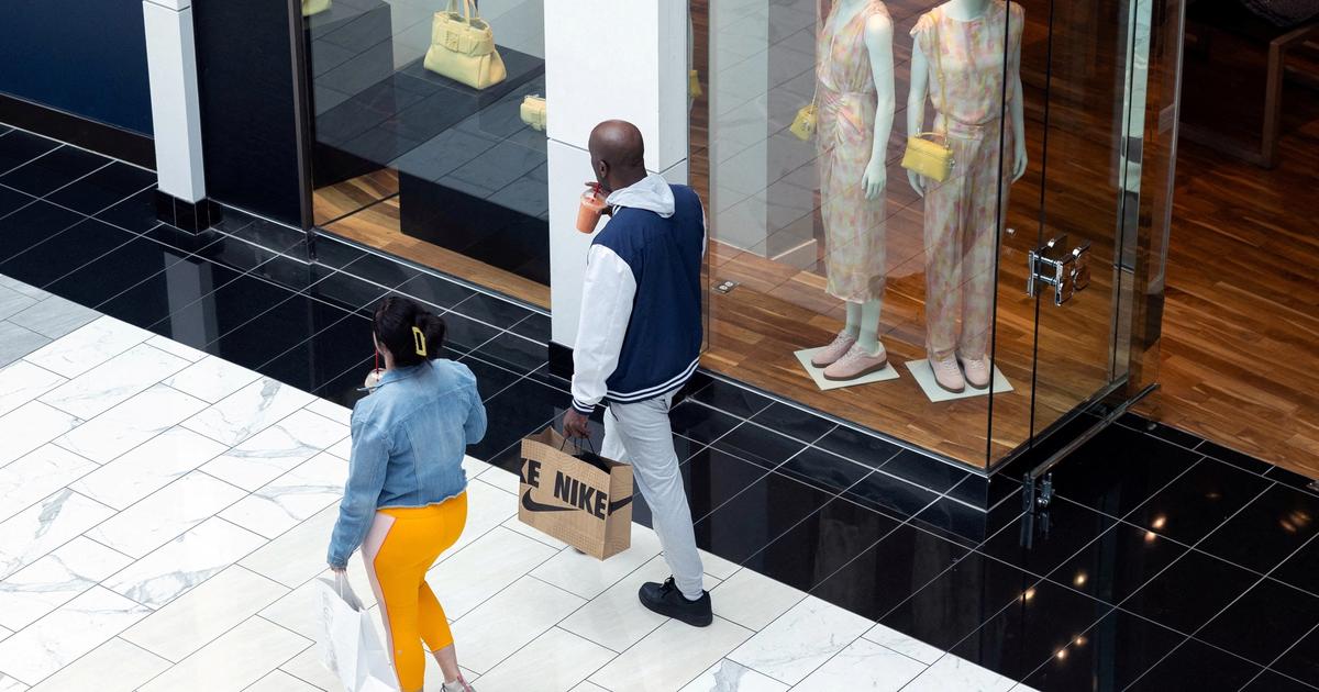 US consumer sentiment falls as Dow hits record