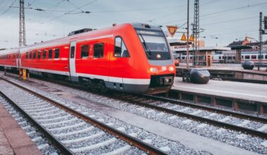 A Look At Aurizon Holdings (ASX:AZJ) Valuation After Reaffirmed FY2026 Earnings And Dividend Guidance