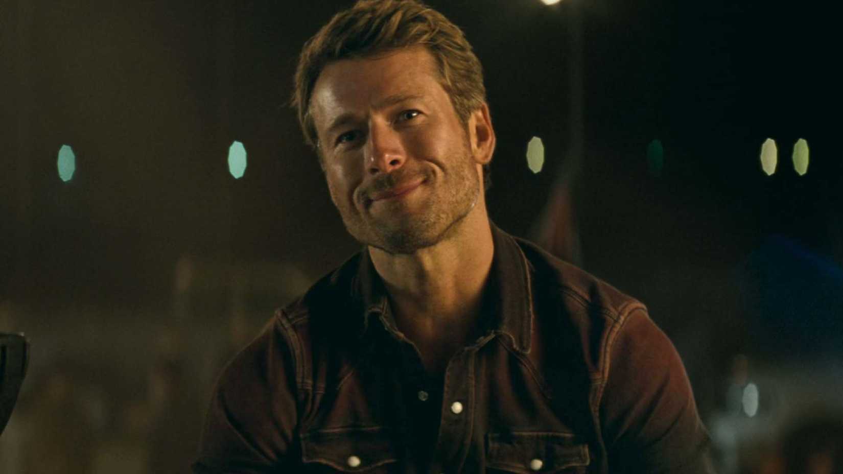 Glen Powell with a half smile in Twisters.