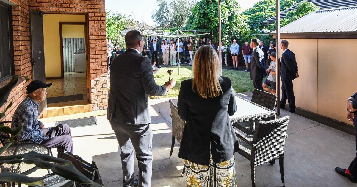 Sydney's auction clearance rate plummets to lowest level since COVID lockdown