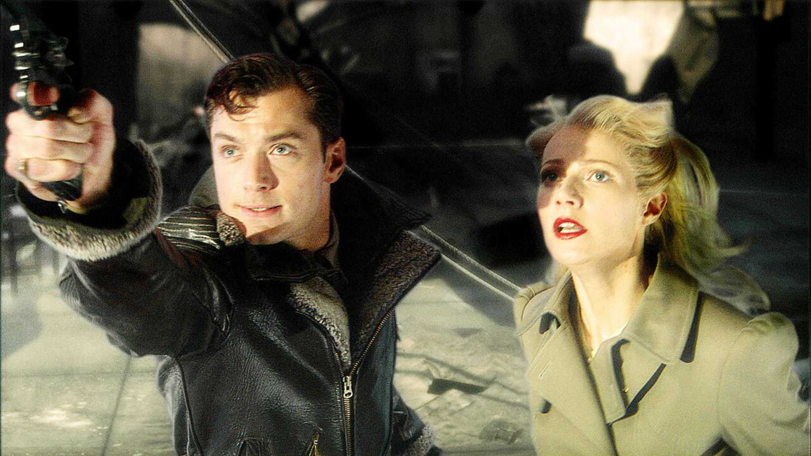 Jude Law as Sky Captain with a gun beside Gwyneth Paltrow as Polly Perkins in Sky Captain and the World of Tomorrow