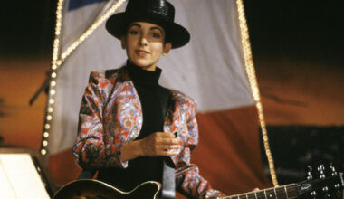 5 One-Hit Wonder Love Songs From The '80s That Still Have Us Head Over Heels