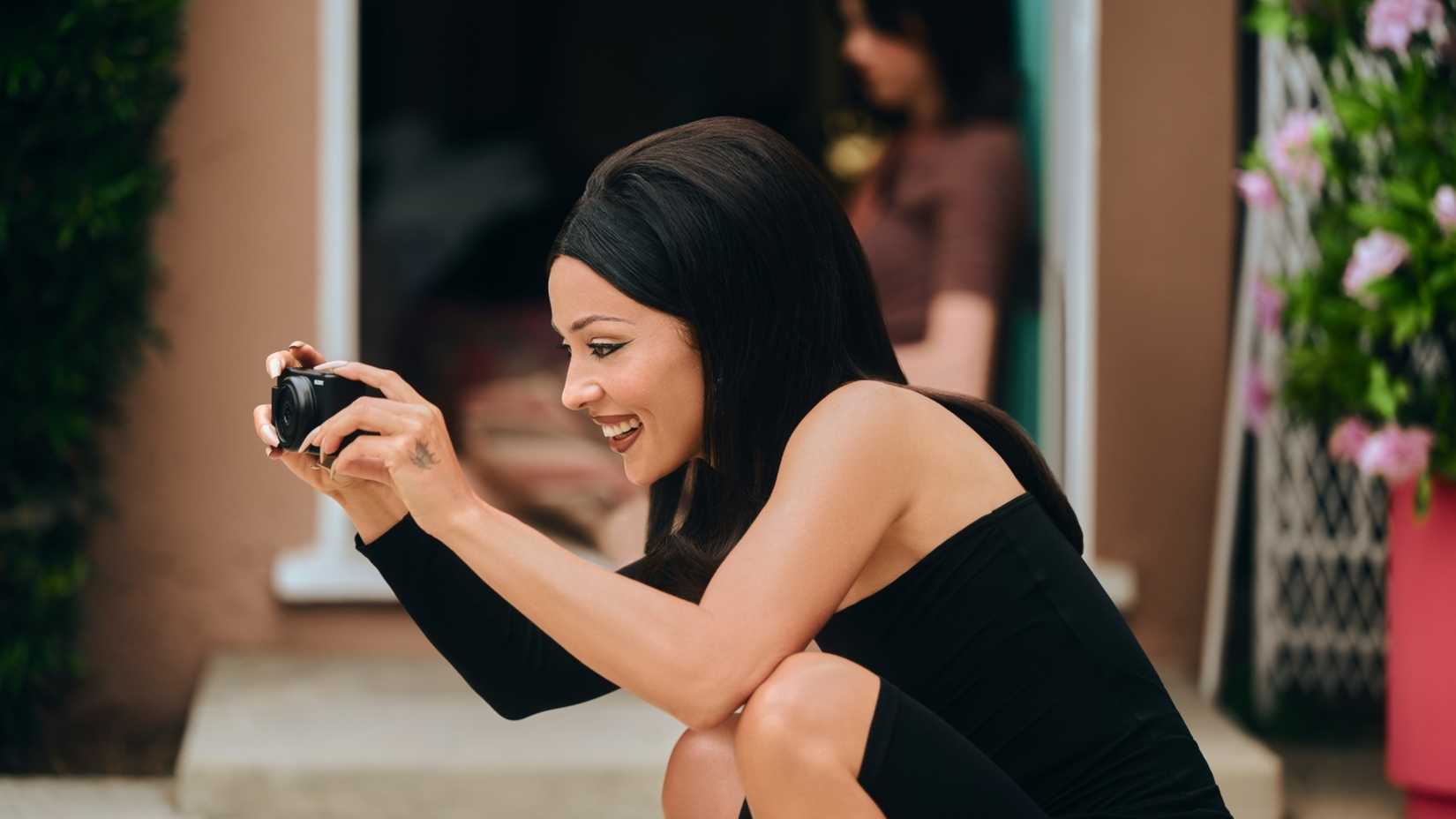 Maddy Perez (Alexa Demie) taking a picture in Euphoria season 3, episode 4