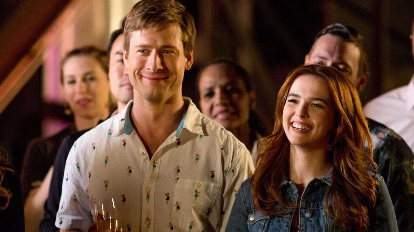 A couple smiling while giving a toast in Set It Up (2018).