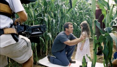 Abigail Breslin Mel Gibson Signs