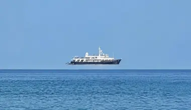 Shocking sky illusion: why boats appear to float above the ocean right now