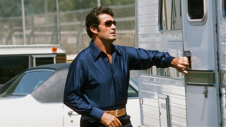 Jim Rockford opening a trailer door in 