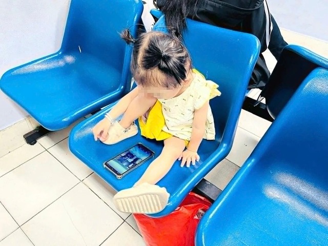 Experts warn of rising mental health risks as Vietnamese children become 'trapped' by screens - Ảnh 1.