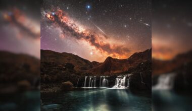 'Nothing short of magical': Astrophotographer captures Lyrid meteors beside the Milky Way