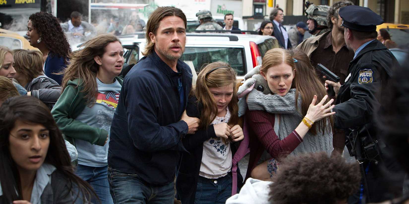 Gerry and his family in a crowded street in World War Z.