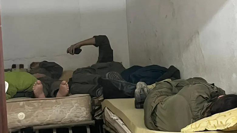 Image of mixed sleeping arrangements in Lebanon infuriates soldiers' wives