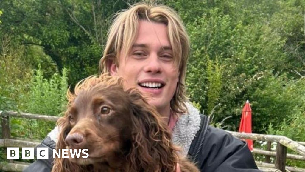He-Man star takes shine to dog on Devon film set - BBC