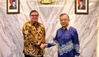 Singapore Deputy Prime Minister and Minister for Trade and Industry Gan Kim Yong (right) and Indonesian Coordinating Minister for Economic Affairs Airlangga Hartarto in Jakarta on June 9.