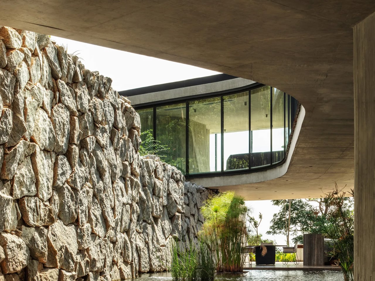 Tetro Arquitetura’s Xingu House Turns a Complex Brazilian Hillside Into Something Extraordinary