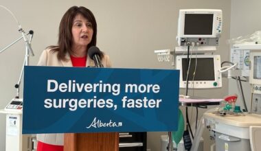 Eligible doctors in Alberta can work in both public, private systems starting this fall