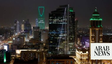 Resilient Saudi economy proves a draw for wartime Gulf business