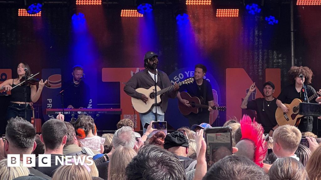 Myles Smith 'so happy' to perform homecoming gig - BBC