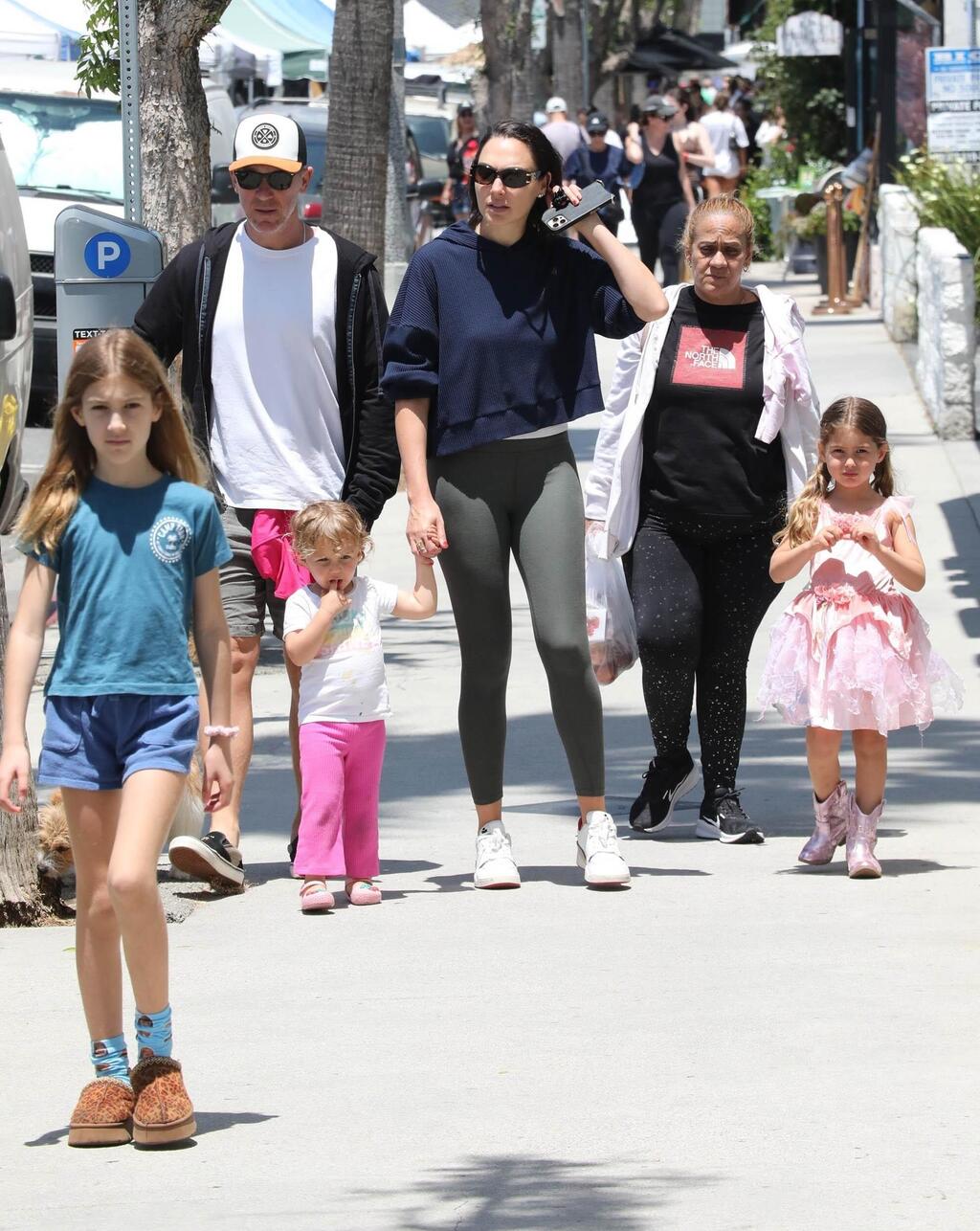 Gal Gadot and family on the streets of Los Angeles (Photo: Hollywood To You / Backgrid) גל גדות