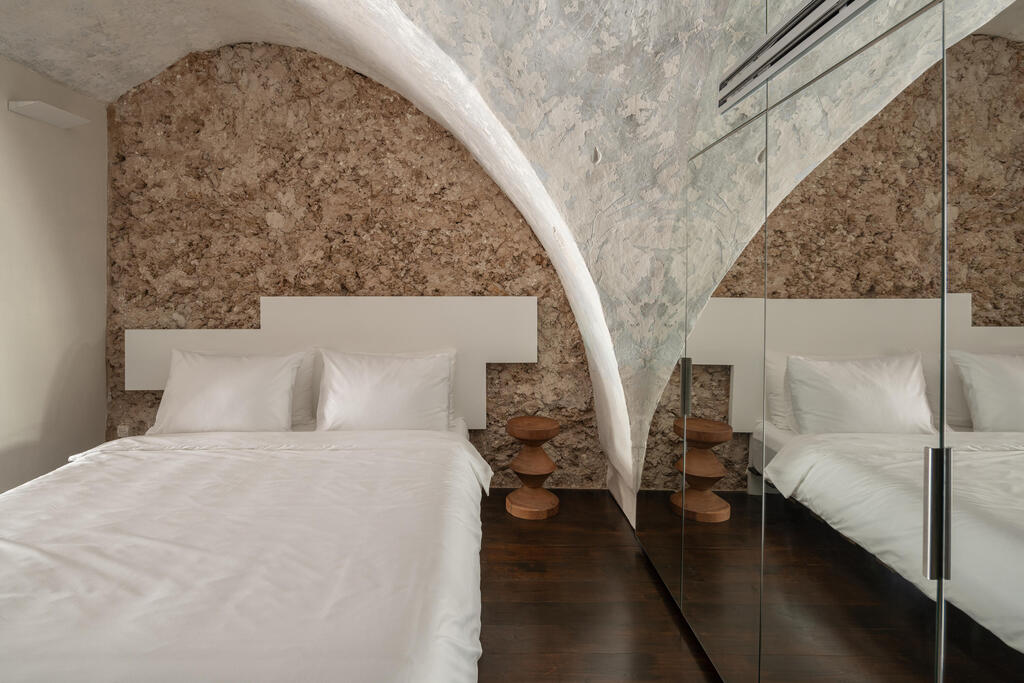 The bedroom with mirrors and arches (Photo: Michael Shvadron) הבית של ספיר וניב, יפו, כאן גרים