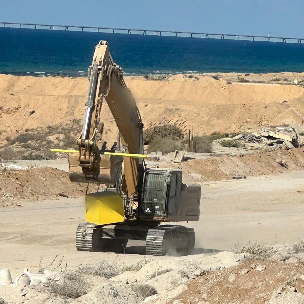 An IDF engineering vehicle carries a marker used to designate the yellow line inside the Gaza Strip (Photo: IDF) תיעוד מסימון הקו הצהוב ברצועת עזה