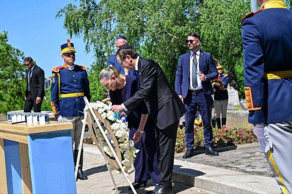 President Herzog and his wife Michal at the memorial ceremony (Photo: Kobi Gideon/ GPO) הנשיא הרצוג ורעייתו מיכל בטקס הזיכרון