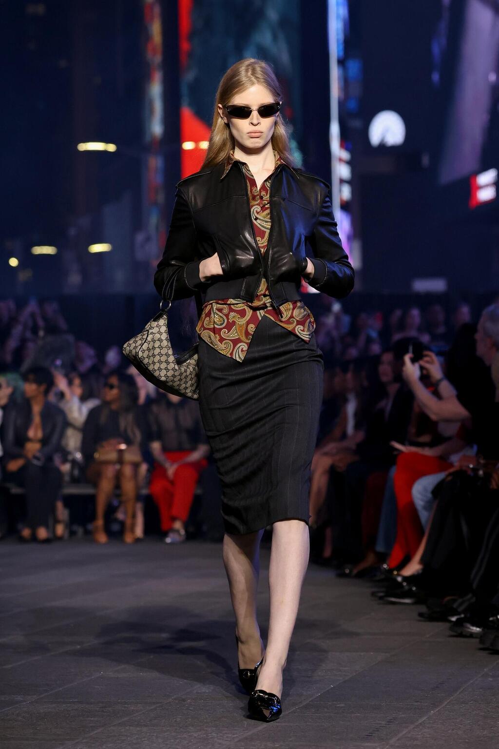 Vivian Wilson modeling in a Gucci fashion show, 2026 (Photo: JP Yim/Getty Images for Gucci) ויויאן וילסון מדגמנת בתצוגת אופנה של גוצ'י, 2026