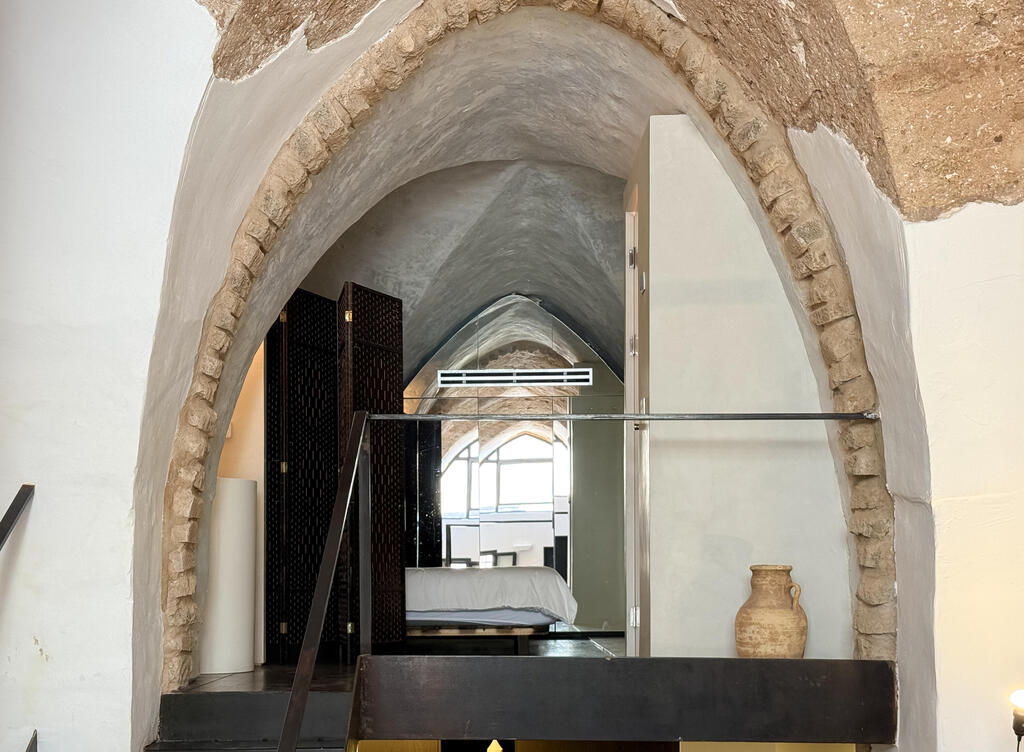 The sleeping gallery, entered through stone arches (Photo: Noam Ron) הבית של ספיר וניב ביפו, כאן גרים