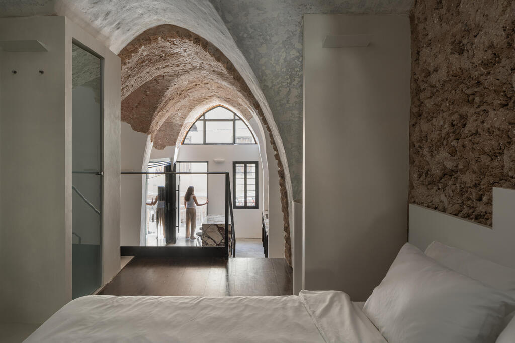 The façade lets light inside (Photo: Michael Shvadron) הבית של ספיר וניב, יפו, כאן גרים