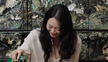 Shin Min-a's Laid-Back Charm Captivates Lee Young-ji - 조선일보