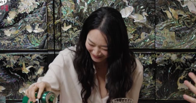 Shin Min-a's Laid-Back Charm Captivates Lee Young-ji - 조선일보