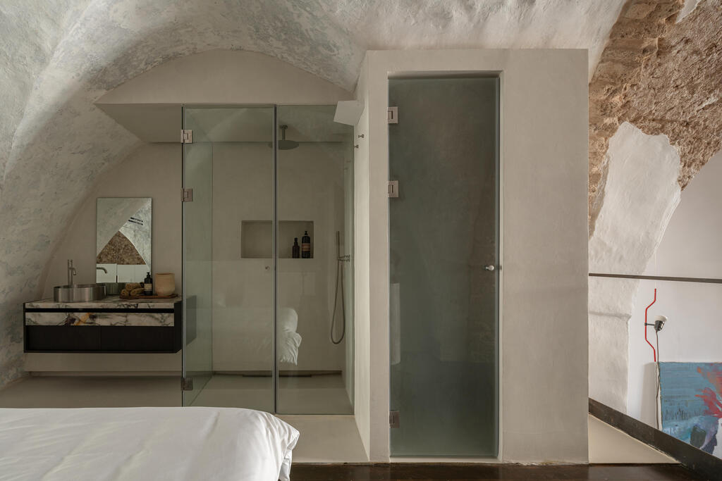 The bathroom (Photo: Michael Shvadron) הבית של ספיר וניב, יפו, כאן גרים