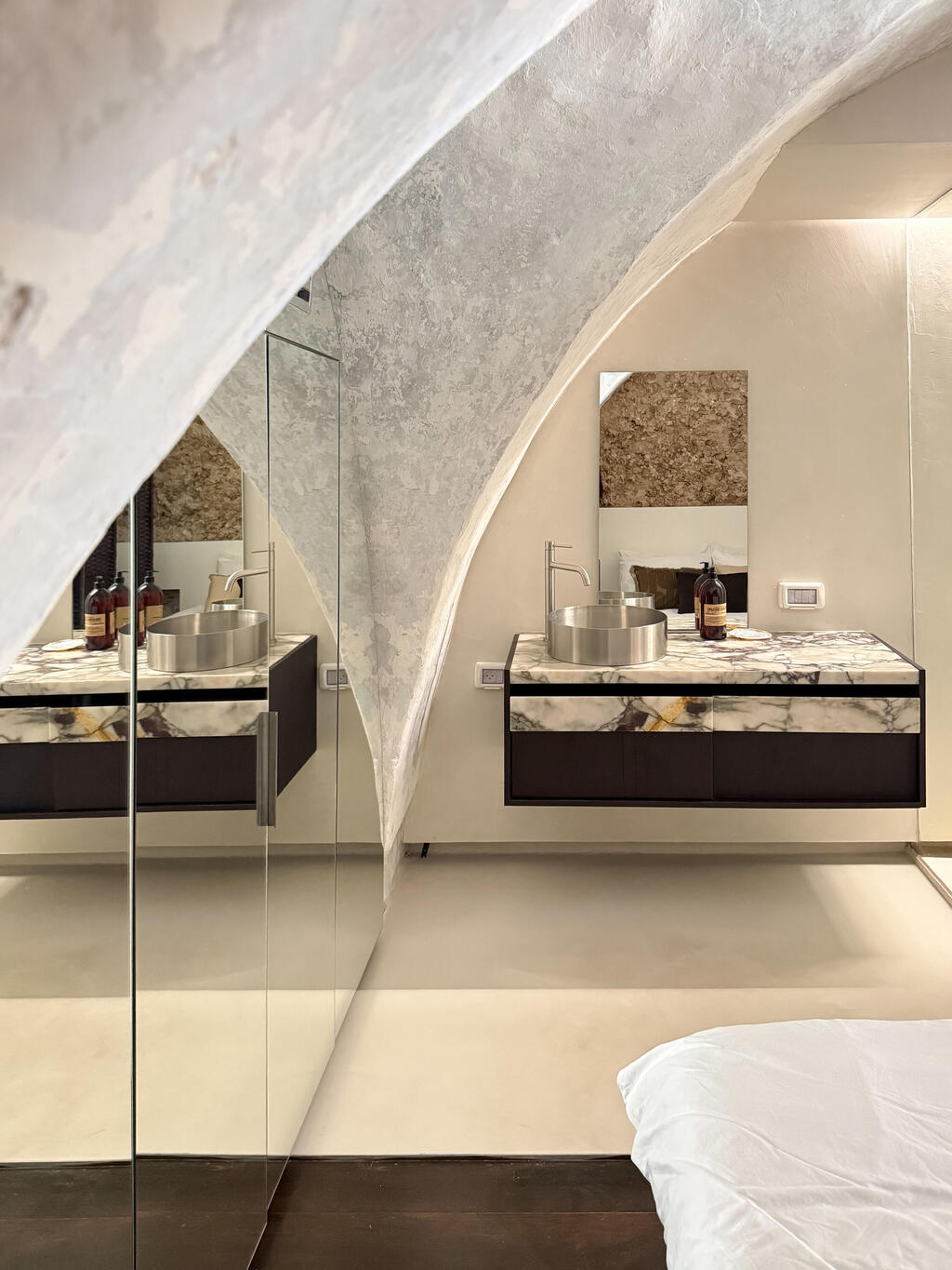 The marble from the kitchen appears here too (Photo: Noam Ron) הבית של ספיר וניב ביפו, כאן גרים