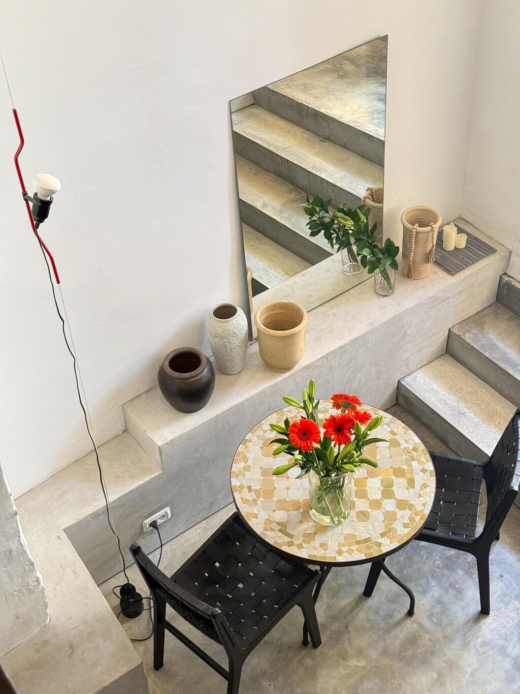 An intimate dining corner for two (Photo: Noam Ron) הבית של ספיר וניב ביפו, כאן גרים