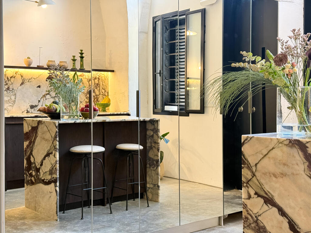Extensive use of mirrors creates a sense of space (Photo: Noam Ron) הבית של ספיר וניב ביפו, כאן גרים