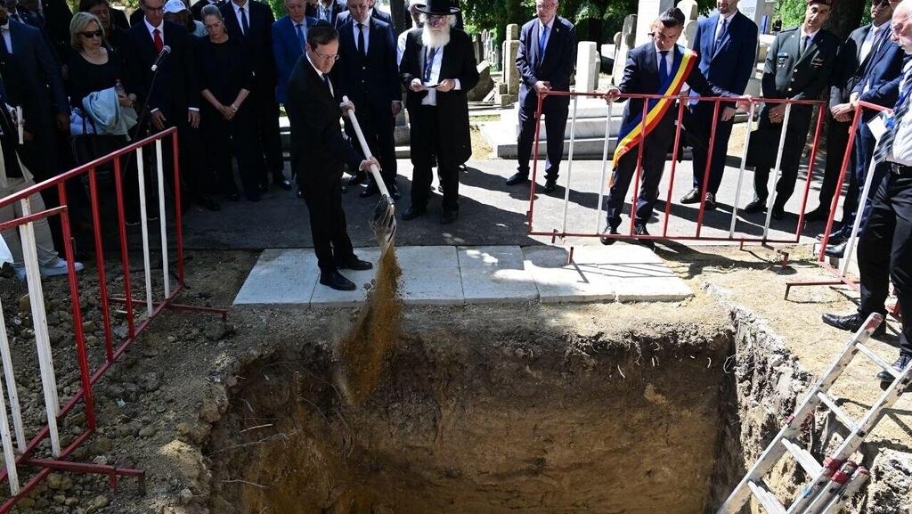 President Herzog beside the grave where 22 recently found victims were buried (Photo: Kobi Gideon/ GPO) הנשיא הרצוג ליד הקבר שבו נקברו 22 הקורבנות שנמצאו לאחרונה