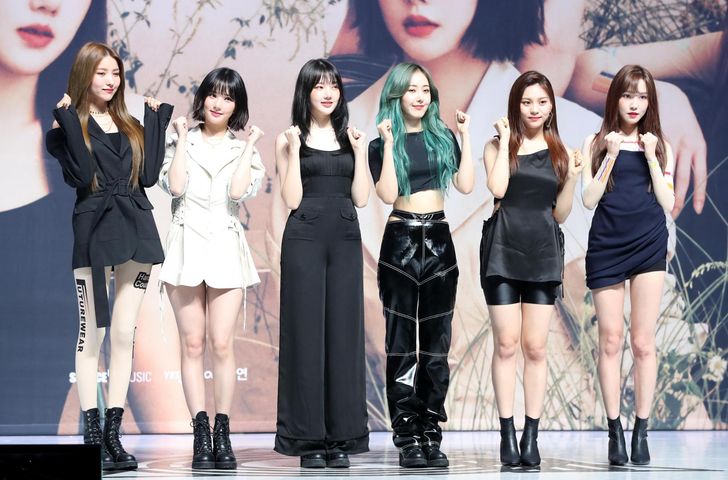 The members of currently inactive K-pop girl group GFRIEND pose during a showcase marking the release of their seventh EP, 'Fever Season,' at Yes24 Live Hall in Gwangjin District, Seoul, July 2019. From left are members Sowon, Eunha, Yerin, SinB, Umji and Yuju. Newsis