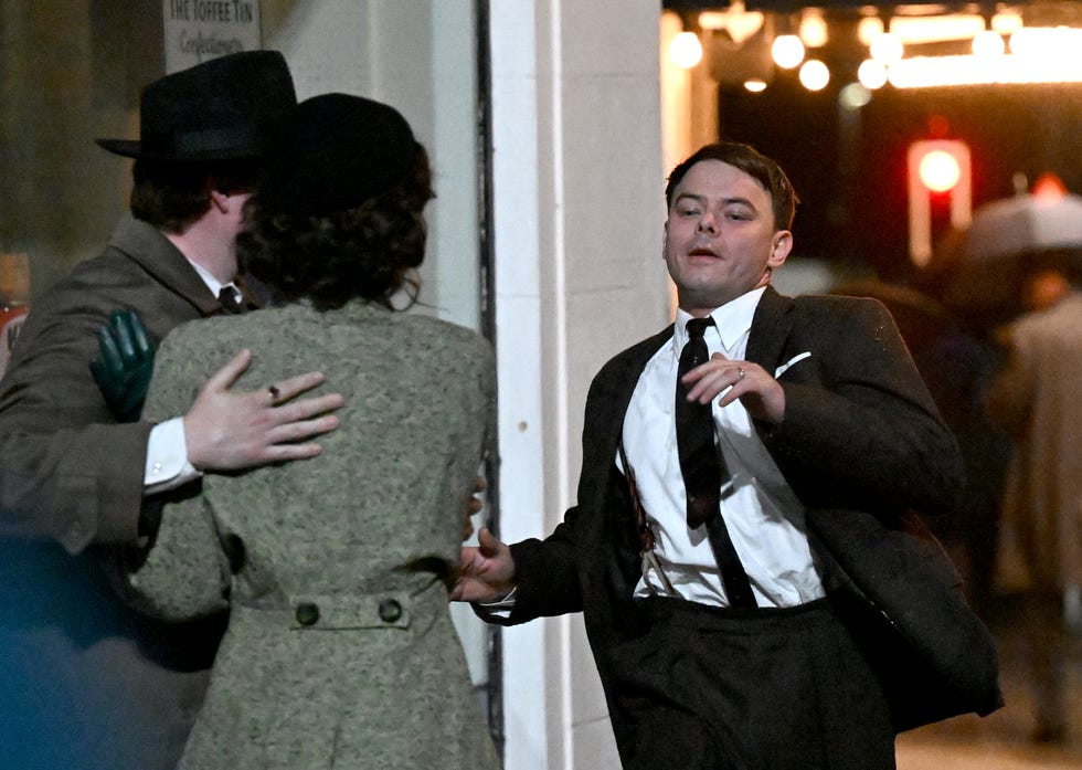 Charlie Heaton filming Peaky Blinders charlie heaton and lucy karczewski filming peaky blinders