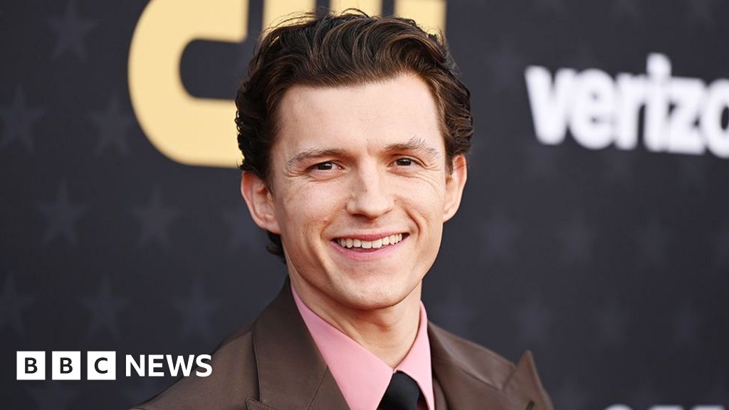 Tom Holland: Spider-Man star praised for honesty about dyslexia - BBC