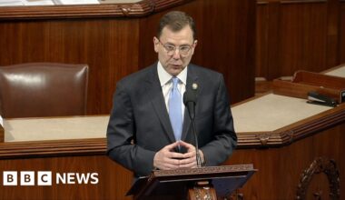 Watch: US congressman reveals depression diagnosis after absence - BBC