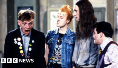 'Rik Mayall was extraordinary': Festival held in comic's memory - BBC