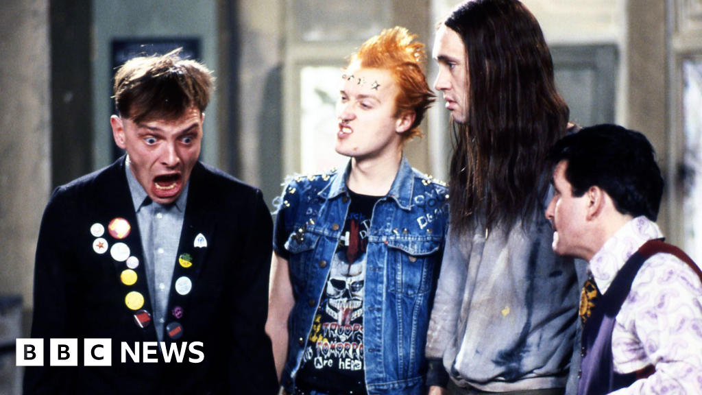 'Rik Mayall was extraordinary': Festival held in comic's memory - BBC