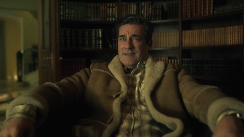 Roy sitting in an armchair on Fargo S5E5