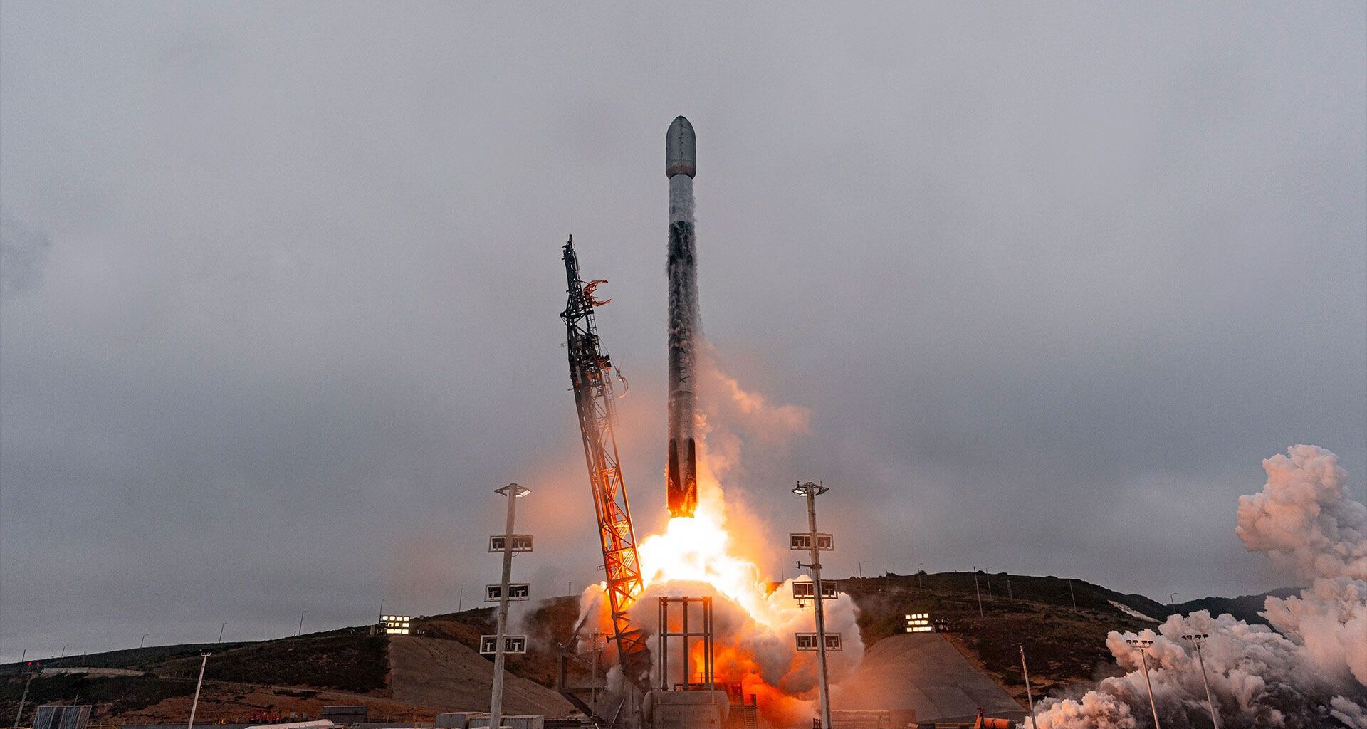 SpaceX sends 24 Starlink satellites to orbit on 1st launch as a public company (video)