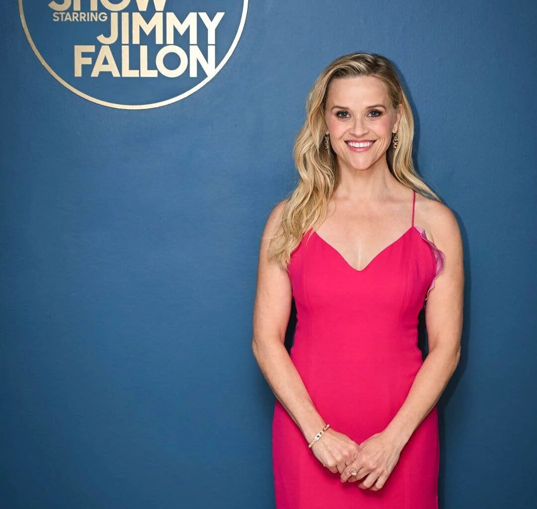 Reese Witherspoon turns back the clock in Legally Blonde-inspired pink dress - Yahoo