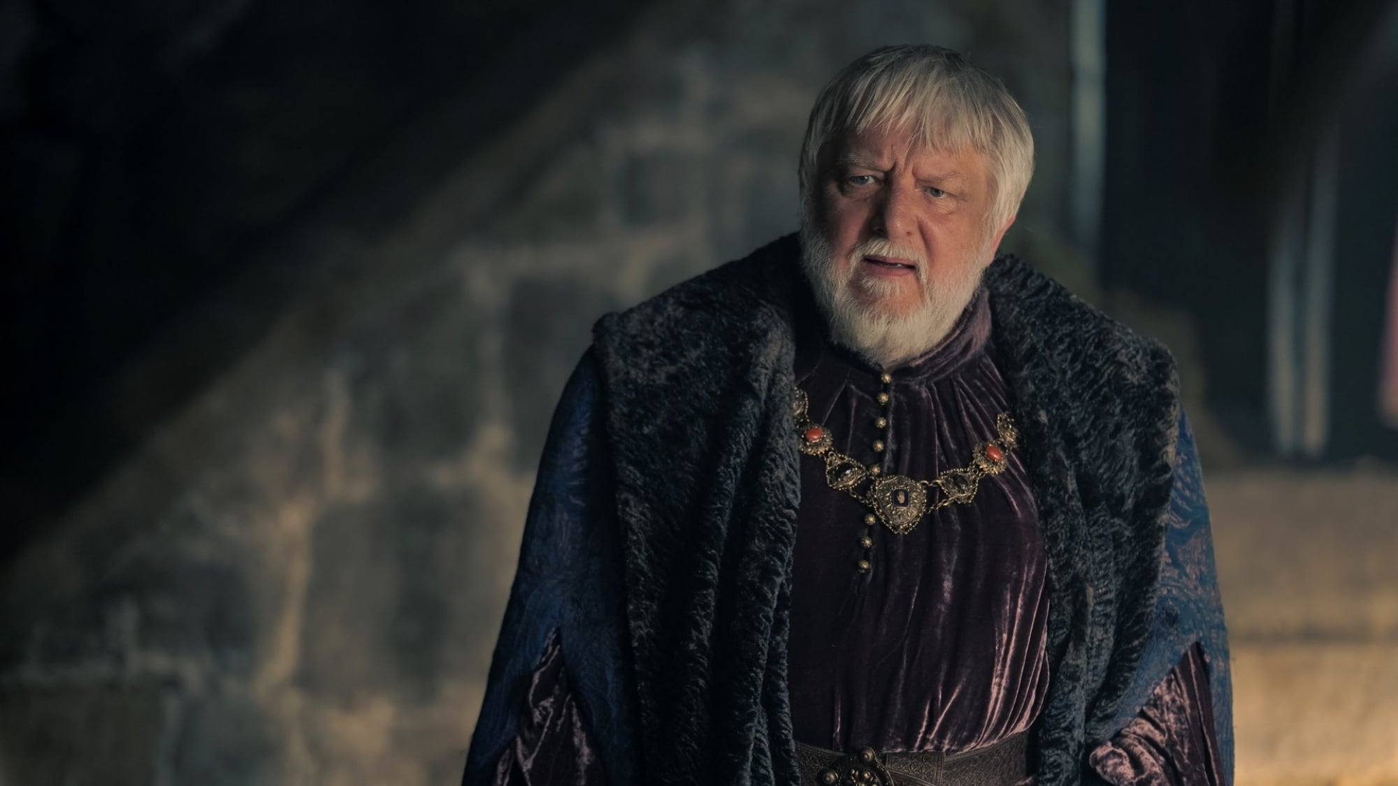 Ser Simon Strong (Simon Russell Beale) in