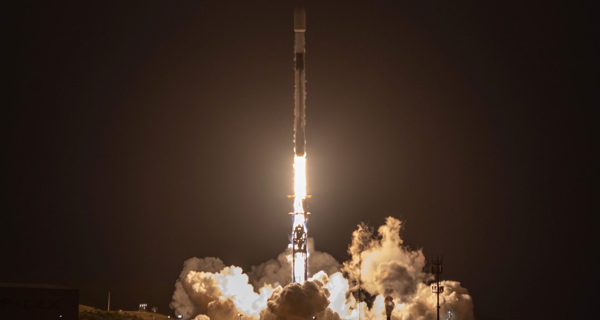 SpaceX launches 24 Starlink satellites to orbit from California (video)