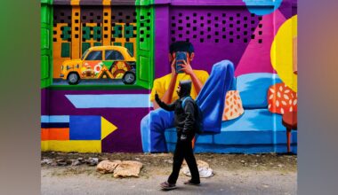 Henri Cartier-Bresson would approve of this Nat Geo award-winning street photo capturing a decisive moment between the real and art world