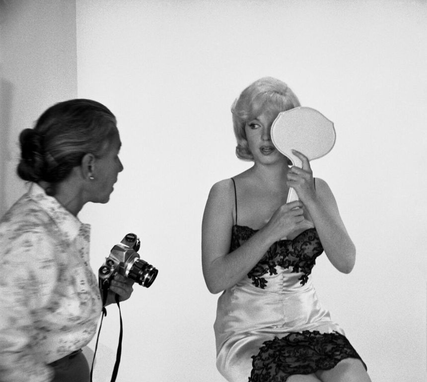 Photographer Eve Arnold and Marilyn Monroe during filming of